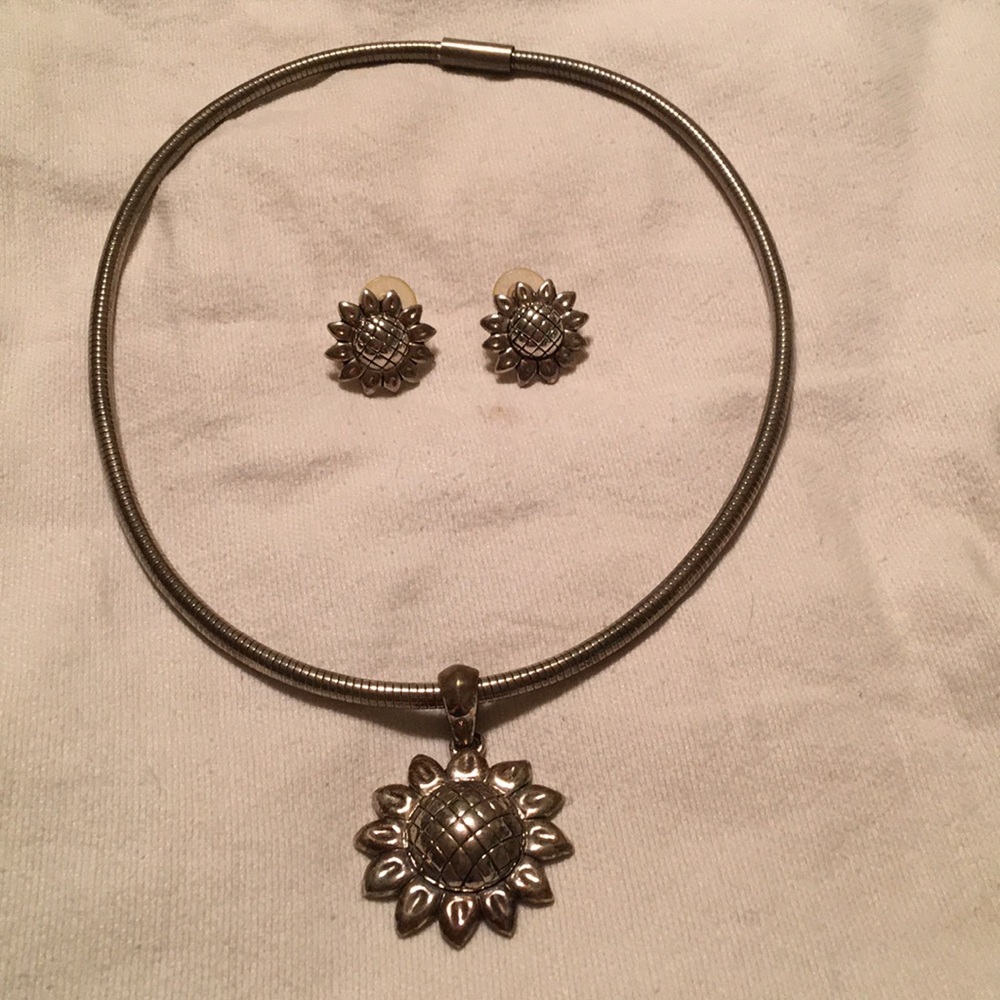 Vintage 20” silvertone chain with sunflower